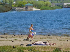 Самые нетерпеливые камышане открыли пляжный сезон, температура воды в Волге +14 градусов
