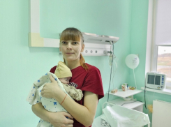 В Волгоградском перинатальном центре №2 выходили малыша с весом 780 граммов, он через день идет на выписку