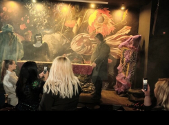 В Камышине в популярном ночном клубе «Мираж» по случаю Хэллоуина на авансцене появились гроб, могильный крест и потроха