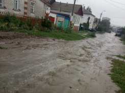 Камышане выкладывают в соцсетях снимки «поплывших» в потопе дорог