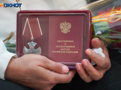 В Камышине супруге погибшего в СВО старшего сержанта Олега Михайличенко передали орден Мужества, которым героя наградили посмертно