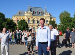Исполняющий обязанности главы Камышина Дмитрий Резвов пришел проводить парней-земляков в армию