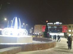 Камышанам особо негде было развлекаться в новогодние и рождественские праздники, и они «сконцентрировались» у фонтана - «лилии»