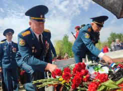 В Камышине завершилась торжественная церемония возложения цветов к Памятному знаку в парке Победы