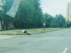 В четвертом микрорайоне города на газоне лежит мужчина, которому могут в любой момент отдавить ноги