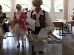 В Камышине артист драмтеатра прибыл голосовать в театральном костюме, но заявил, что это не эпатаж, а производственная необходимость (ВИДЕО)