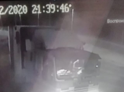 В Камышине полиция ищет водителя грузовика, который снес на парковке 5-го микрорайона легковушку и сбежал