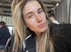 «Щекотавшей» грудь Родины-матери блогерше не удалось уйти домой из зала суда 