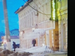 Камышане показали в соцсетях, как отчаянные камышинские школьники развлекаются под снежными лавинами с крыш на улице Пролетарской (ВИДЕО)