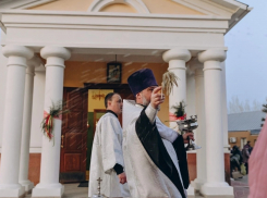 Камышан один местный глава поздравил с Пасхой на официальном сайте, а другой нет