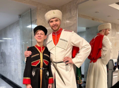 На сцене Кремлевского дворца с Кубанским казачьим хором выступил талантливый парень из села Семеновка Камышинского района Максим Мелкишев