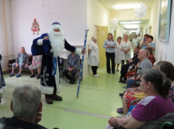 В селе Антиповка Камышинского района отправили Деда Мороза и Снегурочку в отделение сестринского ухода к пожилым и одиноким пациентам 