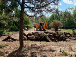 По какому случаю в сквер на площади Павших борцов в Камышине загнали тяжелую технику? (ВИДЕО)