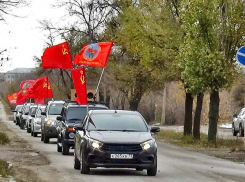 В Камышине 7 ноября горожане наблюдали колонну празднично украшенных автомобилей