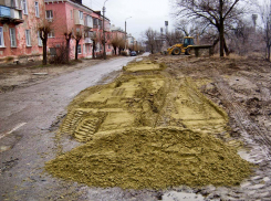 Камышане с позитивом воспринимают намерения коммунальщиков подлатать изрытую ремонтами улицу Титова, но...