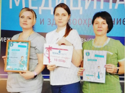 Камышинских медсестер, отличившихся в профессиональном «забеге», наградили сертификатом на белые халаты