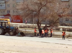 В Камышине дорожники начали «выдувать» прямоугольники для асфальтовых латок на улице Некрасова