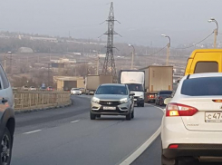 В Камышине пятничный час - пик, по всему городу огромный пробки