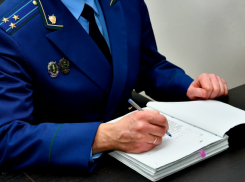 В Волгоградской области коммерсант побил палкой рабочего за то, что тот пришел просить невыданную зарплату