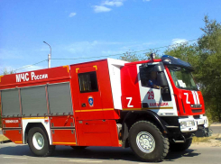 На трассе под Камышином в полночь загорелся прицеп «Мерседеса»