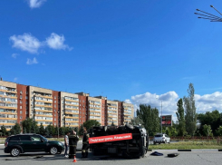 В Камышине на Комсомольской площади от удара двух автомобилей грузовой фургон перевернулся (ВИДЕО)