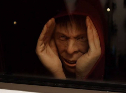 Камышане пишут в соцсетях, что их напрягает якобы сексуально озабоченный мужчина, который подглядывает в окна первого этажа