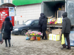 Цветочные остатки в Камышине 9 марта предлагают в полцены, но покупателей нет