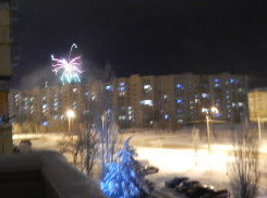 Камышане сами устроили с балконов и из дворов городской новогодний фейерверк