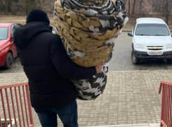 В Камышинском районе прибывшего на побывку бойца с передовой жители от чистого сердца  «нагрузили» по полной «гуманитаркой»