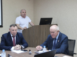 В Камышине чиновники и администраторы что-то говорили о трудоустройстве вчерашних студентов КТИ