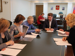 Пока камышинского главу Станислава Зинченко «отправляли в отставку» в СМИ, он спокойно «присваивал имя» школе №4 