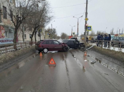 В Камышине у «Молодежной» молодой водитель вылетел на «встречку» и устроил лобовое столкновение