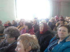 Загадка современности: держатели земельных паев в Семеновке Камышинского района  одновременно молят найти им инвестора и гонят его