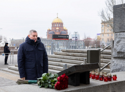 Андрей Бочаров почтил память погибших в терактах 2013 года в Волгограде
