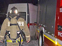 В Камышине на улице Каспийской вспыхнул пожар в деревянном доме