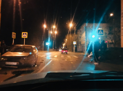 В Камышине после столкновения двух легковушек на перекрестке у «Молодежной» одна из них улетела на тротуар