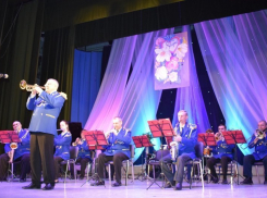 Женская половина зала в ДК «Текстильщик» на праздничном концерте влюбилась в оркестрантов