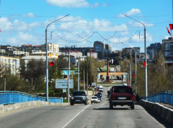 Красные флаги трепещут на мосту: пока это единственное первомайское уличное украшение в Камышине