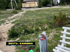 Камышане  в соцсетях намекнули городским службам  благоустройства, что в сквере памяти надо чаще вытряхивать урны