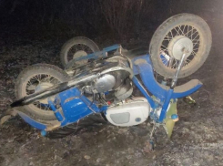 Мотоциклисту «не хватило» пустынной ночной сельской дороги, и он улетел в кювет