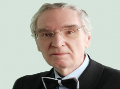 Следственное управление СК России по Волгоградской области выясняет, как упал с балкона и разбился насмерть главный дирижер музыкального театра 