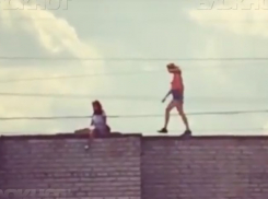 На видео попали прогулки скучающих девушек по крышам, - «Блокнот Волжского»