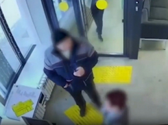 В Котово, что в 60-ти километрах от Камышина, посетитель банка вылил зеленку на банкиршу и удрал (ВИДЕО)