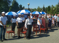 Во время траурного митинга в Камышине девушка-волонтер  упала без сознания у Памятного знака в парке Победы