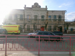 В Камышине появились строительные леса по фасаду исторического здания - дома купца Альтухова на улице Пролетарской