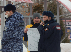 В Камышине в день акций в поддержку Навального полицейские и росгвардейцы провели у ДК «Текстильщик» беседу с молодым человеком с плакатом