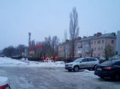 В Камышине «оранжевые жилеты» вышли в дождь чистить снег: горожане в недоумении