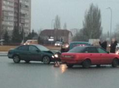 Утро в Камышине началось с ДТП на Комсомольской площади, которая становится одним и самых аварийно опасных мест в городе