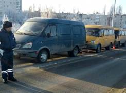 В Камышине на мосту произошла тройная авария с участием маршрутки и еще двух «Газелей»