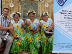 Камышинский технологический институт провел пиар-акцию по набору первокурсников даже среди возрастных участников  сельских посиделок